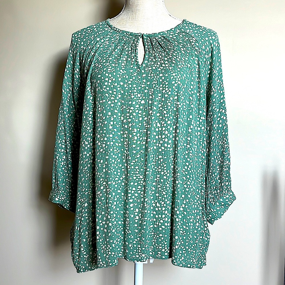 🌸 3/$25 Maurice’s sage green print blouse